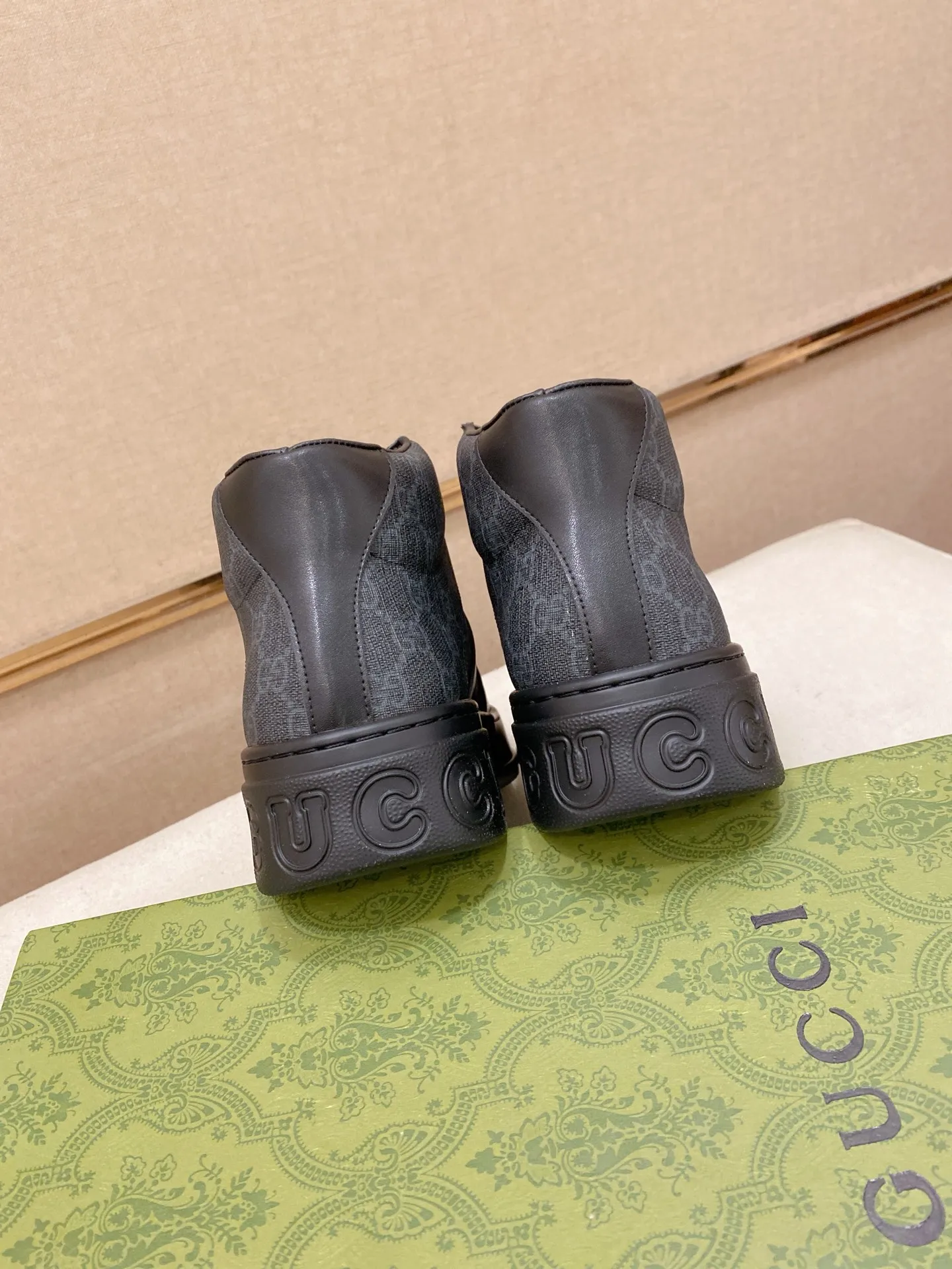 Factory price: 442💰 (GUCCI) The latest model from the official website🎁🎁Casual and fashionable men's shoes👟, hot style💥The style is simple and elegant, exclusive for trendy men. Unique official website's latest brand elements👑original Gucci decoration, fashionable and generous, the fabric is original cowhide ✅sheepskin lining, the official website specifies wear-resistant casual outsole, the classic model is taken in kind at the counter🎬38-44 (can be customized for 45 non-refundable)